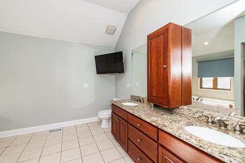 2759 Maple St, Des Plaines, IL 60018 photo 8