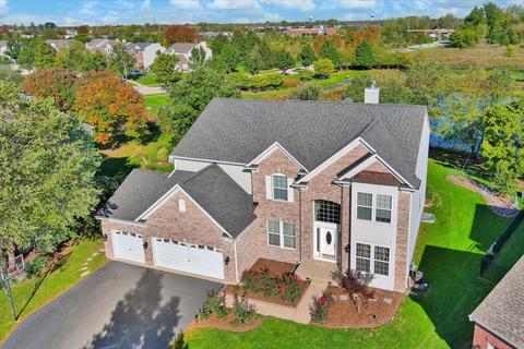 8 Benton Ct, Algonquin, IL 60102 photo 2