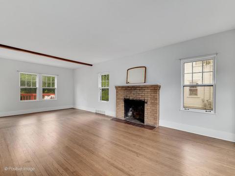 323 E Jefferson Ave, Wheaton, IL 60187 photo 2