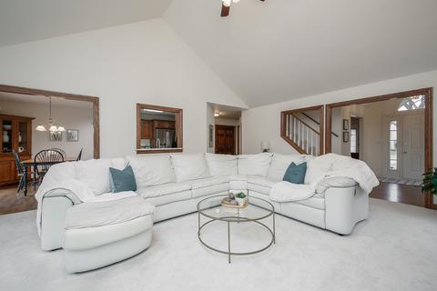 235 Cimarron Rd E, Lombard, IL 60148 photo 4
