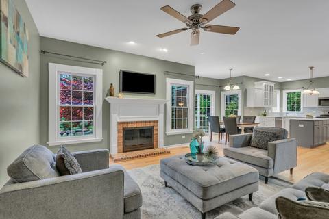 712 Williamsburg Ave, Gurnee, IL 60031 photo 2