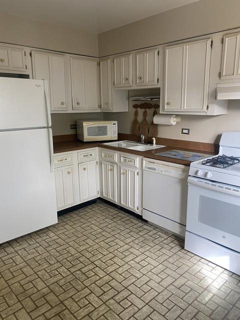 1500 Sandstone Dr #202, Wheeling, IL 60090 photo 2