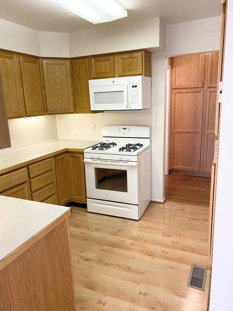 1568 Dundee Dr, Wheaton, IL 60187 photo 8