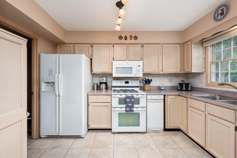 433 Eagles Nest Dr, Darien, IL 60561 photo 10