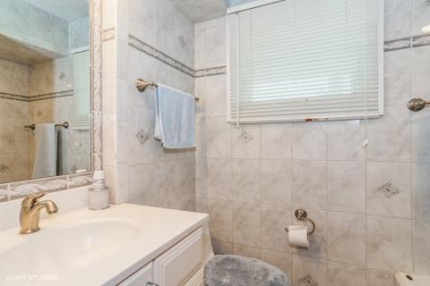 996 Bruce Dr, Elgin, IL 60120 photo 7