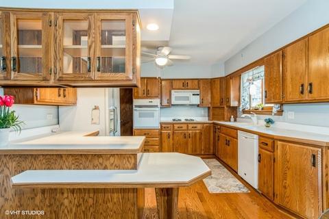 996 Bruce Dr, Elgin, IL 60120 photo 3