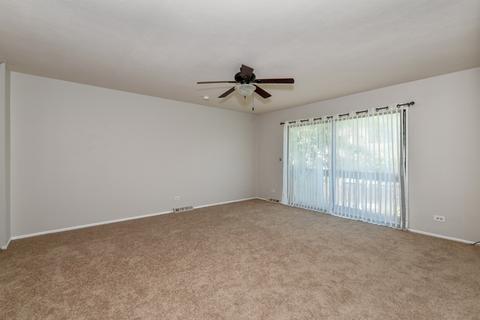 563 Forum Dr, Roselle, IL 60172 photo 6