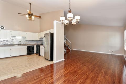 563 Forum Dr, Roselle, IL 60172 photo 3