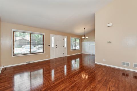 563 Forum Dr, Roselle, IL 60172 photo 4