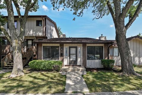 563 Forum Dr, Roselle, IL 60172 photo 1