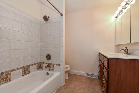 563 Forum Dr, Roselle, IL 60172 photo 8