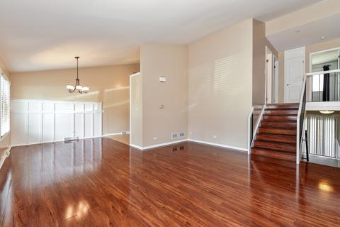 563 Forum Dr, Roselle, IL 60172 photo 2