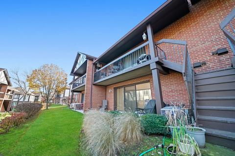 232 Stanhope Dr #B, Willowbrook, IL 60527 photo 4