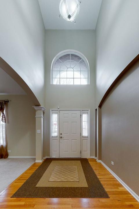 5724 Red Oak Dr, Hoffman Estates, IL 60192 photo 2