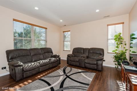 437 Azalea St, Elgin, IL 60124 photo 2