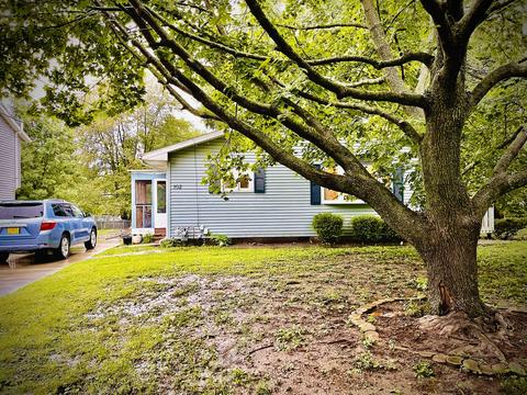102 E Sycamore St, Normal, IL 61761 photo 1