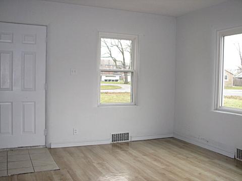 700 E Scott St, Tuscola, IL 61953 photo 3