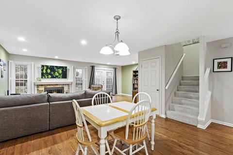 1045 Wheaton Oaks Dr, Wheaton, IL 60187 photo 8