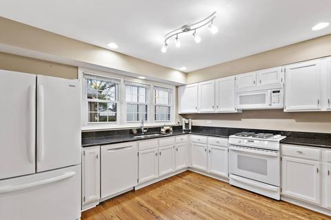 1045 Wheaton Oaks Dr, Wheaton, IL 60187 photo 3