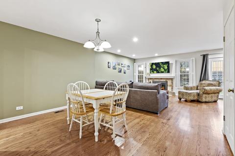1045 Wheaton Oaks Dr, Wheaton, IL 60187 photo 7
