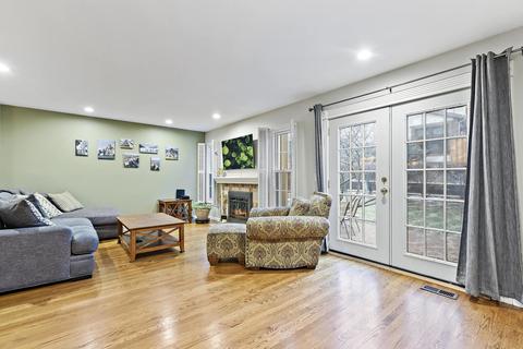 1045 Wheaton Oaks Dr, Wheaton, IL 60187 photo 5