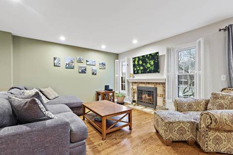 1045 Wheaton Oaks Dr, Wheaton, IL 60187 photo 2