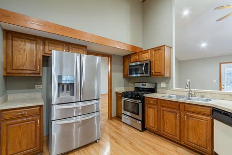 1470 Kent Ln, Elgin, IL 60120 photo 2