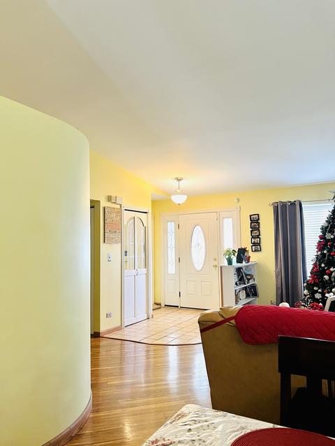 690 Mariner Dr, Elgin, IL 60120 photo 4