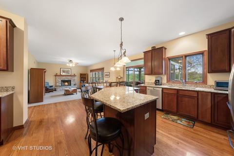 2055 Gardner Cir E, Aurora, IL 60503 photo 7