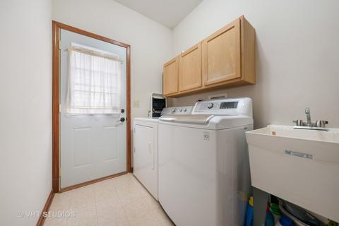 2055 Gardner Cir E, Aurora, IL 60503 photo 11