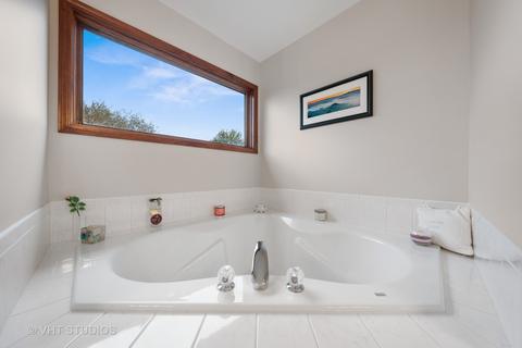2055 Gardner Cir E, Aurora, IL 60503 photo 15