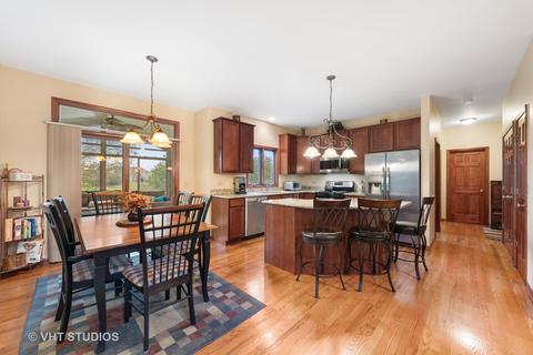 2055 Gardner Cir E, Aurora, IL 60503 photo 5
