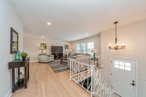 1117 Palm Dr, Wheeling, IL 60090 photo 2
