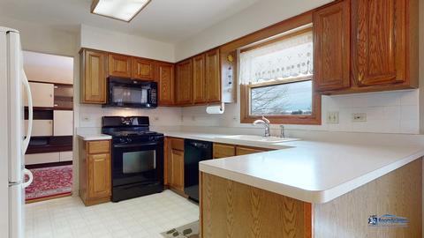 835 Crest Dr, Cary, IL 60013 photo 9