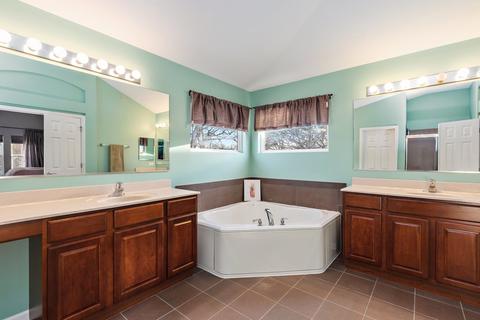 5617 Red Oak Dr, Hoffman Estates, IL 60192 photo 23