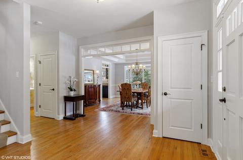 904 James Ct, Wheaton, IL 60189 photo 2