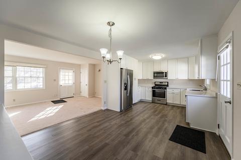 2208 Manor Ln, Mchenry, IL 60051 photo 4