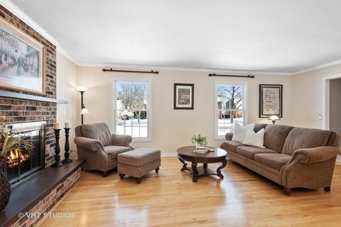 818 N Blanchard St, Wheaton, IL 60187 photo 2