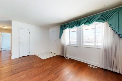 1490 Dennison Rd, Hoffman Estates, IL 60169 photo 4