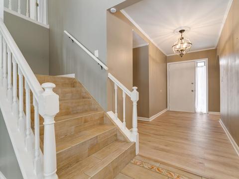 760 Buckingham Ct, Hoffman Estates, IL 60169 photo 2