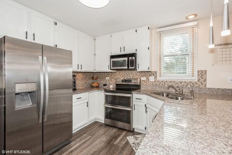 2675 Colonial Dr, Elgin, IL 60124 photo 3