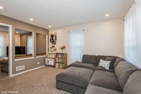 2675 Colonial Dr, Elgin, IL 60124 photo 7