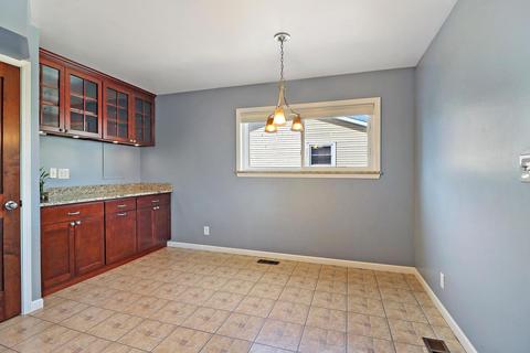 218 E Maxon Ln, Streamwood, IL 60107 photo 4