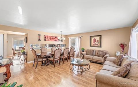 624 Hampton Cir, Elgin, IL 60120 photo 2