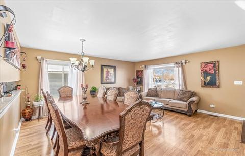 624 Hampton Cir, Elgin, IL 60120 photo 4