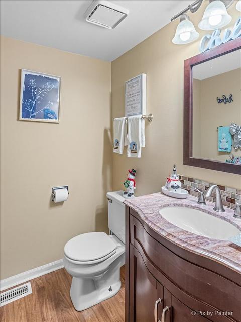 624 Hampton Cir, Elgin, IL 60120 photo 10