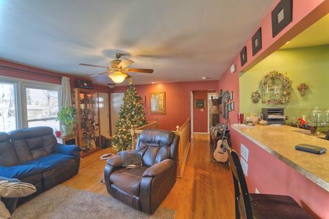47 W Devon Ave, Roselle, IL 60172 photo 2