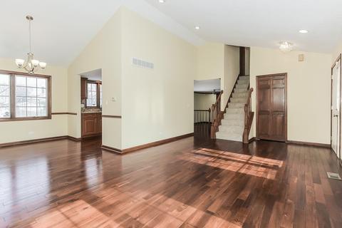 4975 Essington Ln, Hoffman Estates, IL 60010 photo 2