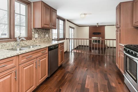 4975 Essington Ln, Hoffman Estates, IL 60010 photo 3