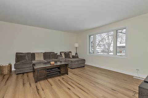 1999 Nottingham Ln, Wheaton, IL 60189 photo 3